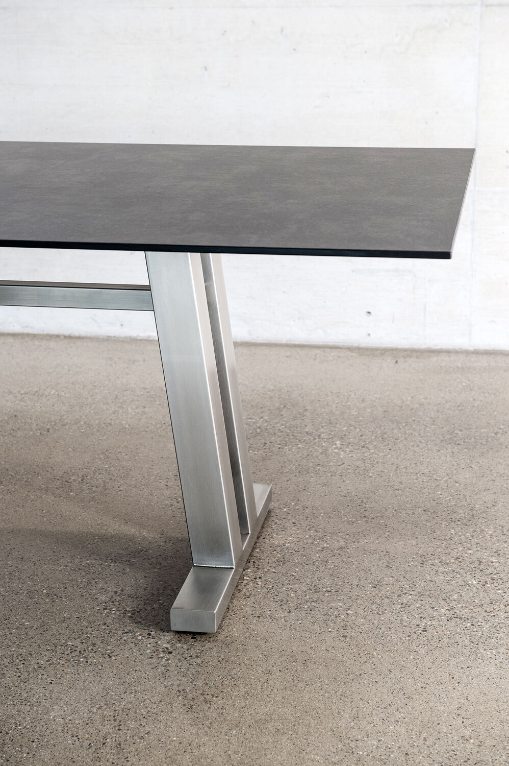 Tisch Palou von H. Hasler AG – moderner Outdoor-Esstisch mit Metallgestell und Premiumverbundplatte, wetterfest für Terrasse und Garten