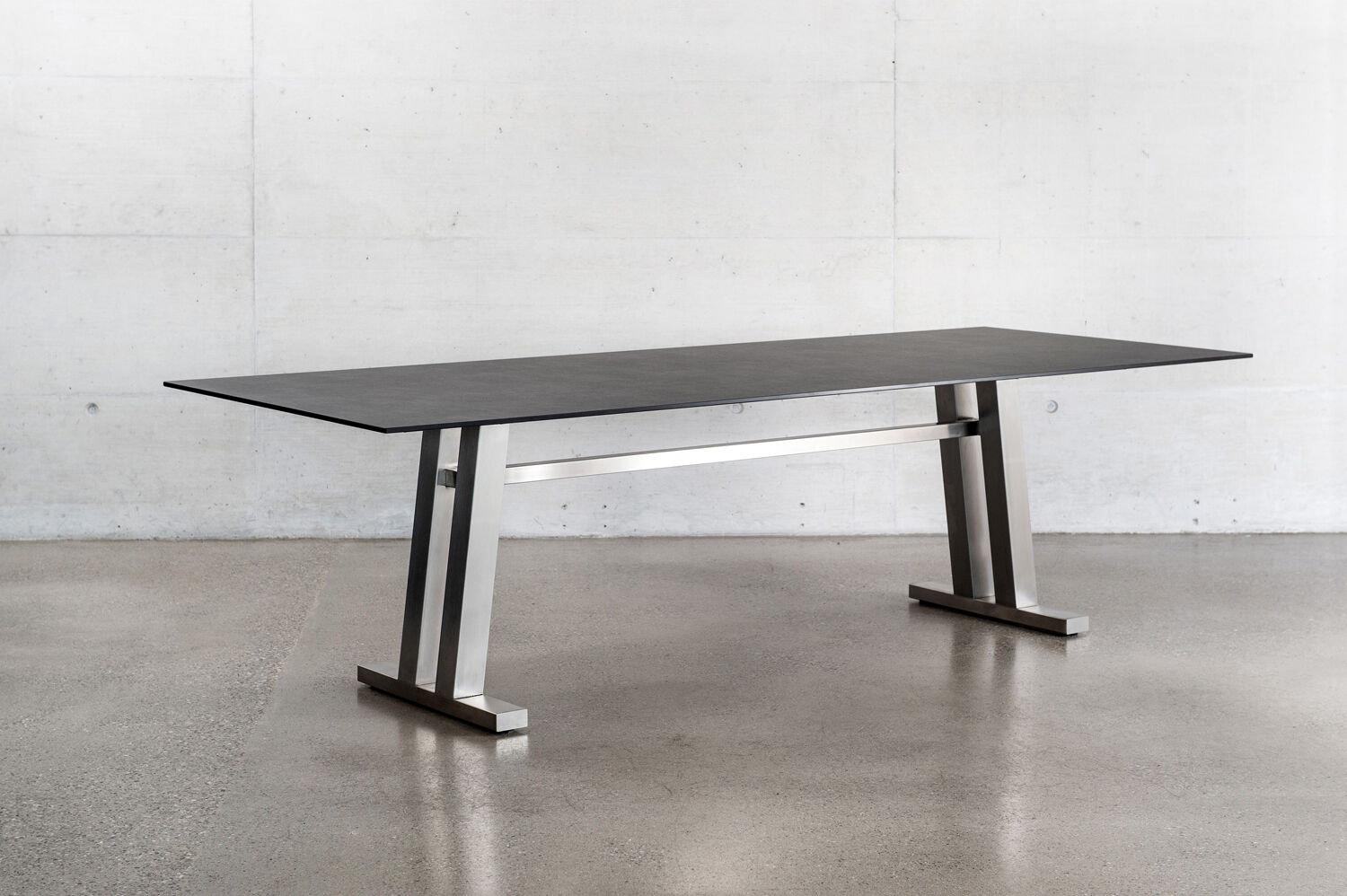 Tisch Palou von H. Hasler AG – moderner Outdoor-Esstisch mit Metallgestell und Premiumverbundplatte, wetterfest für Terrasse und Garten