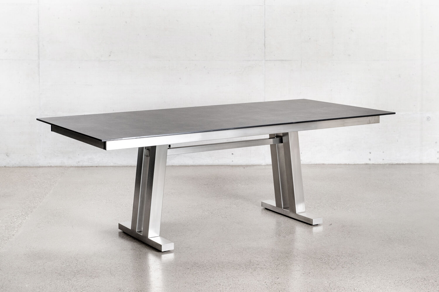 Der Tisch Palou verbindet elegantes Design mit hoher Stabilität – ideal für Garten, Terrasse und Gastronomie.