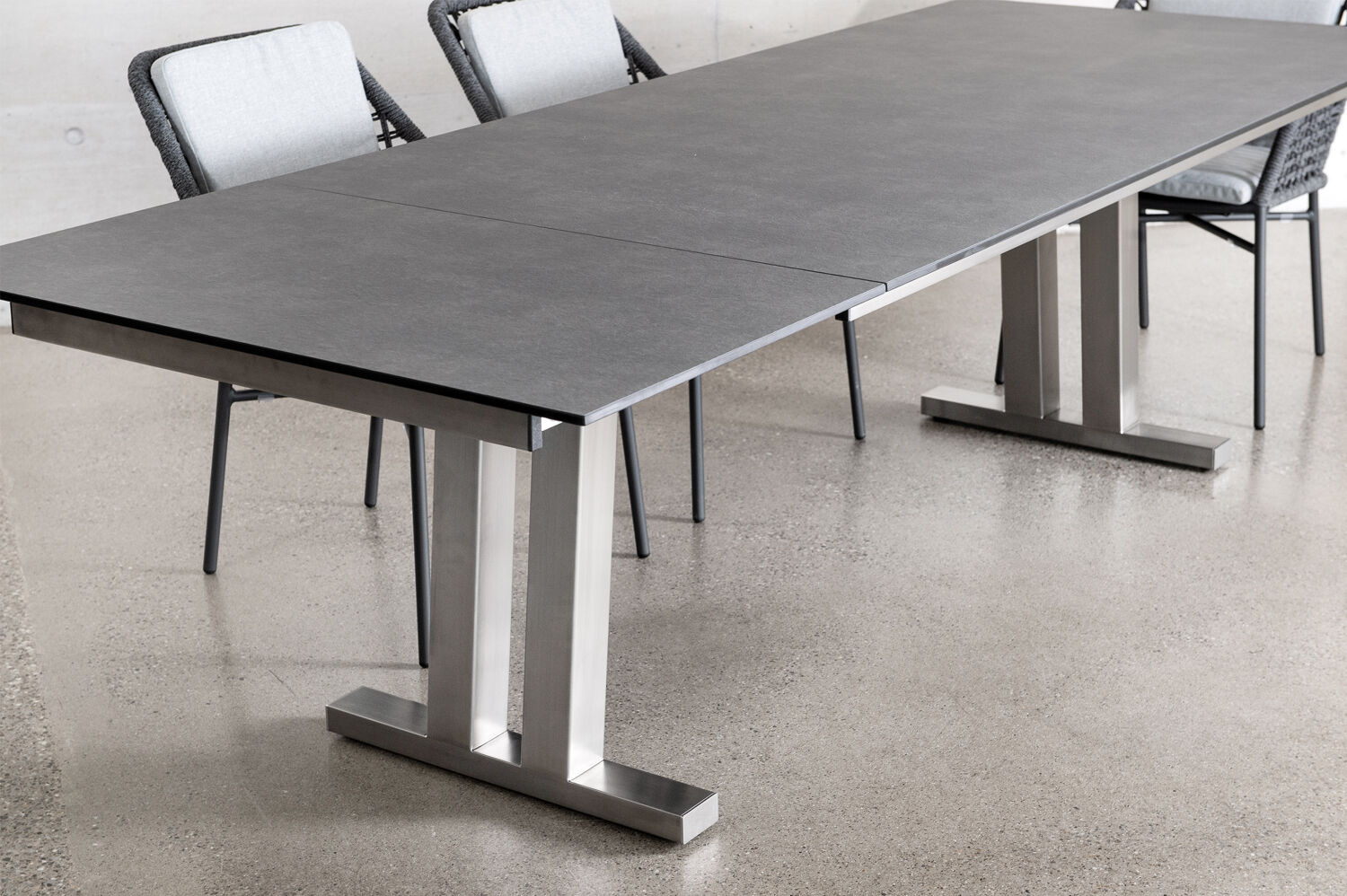 Tisch Palou von H. Hasler AG – moderner Outdoor-Esstisch mit Metallgestell und Premiumverbundplatte, wetterfest für Terrasse und Garten