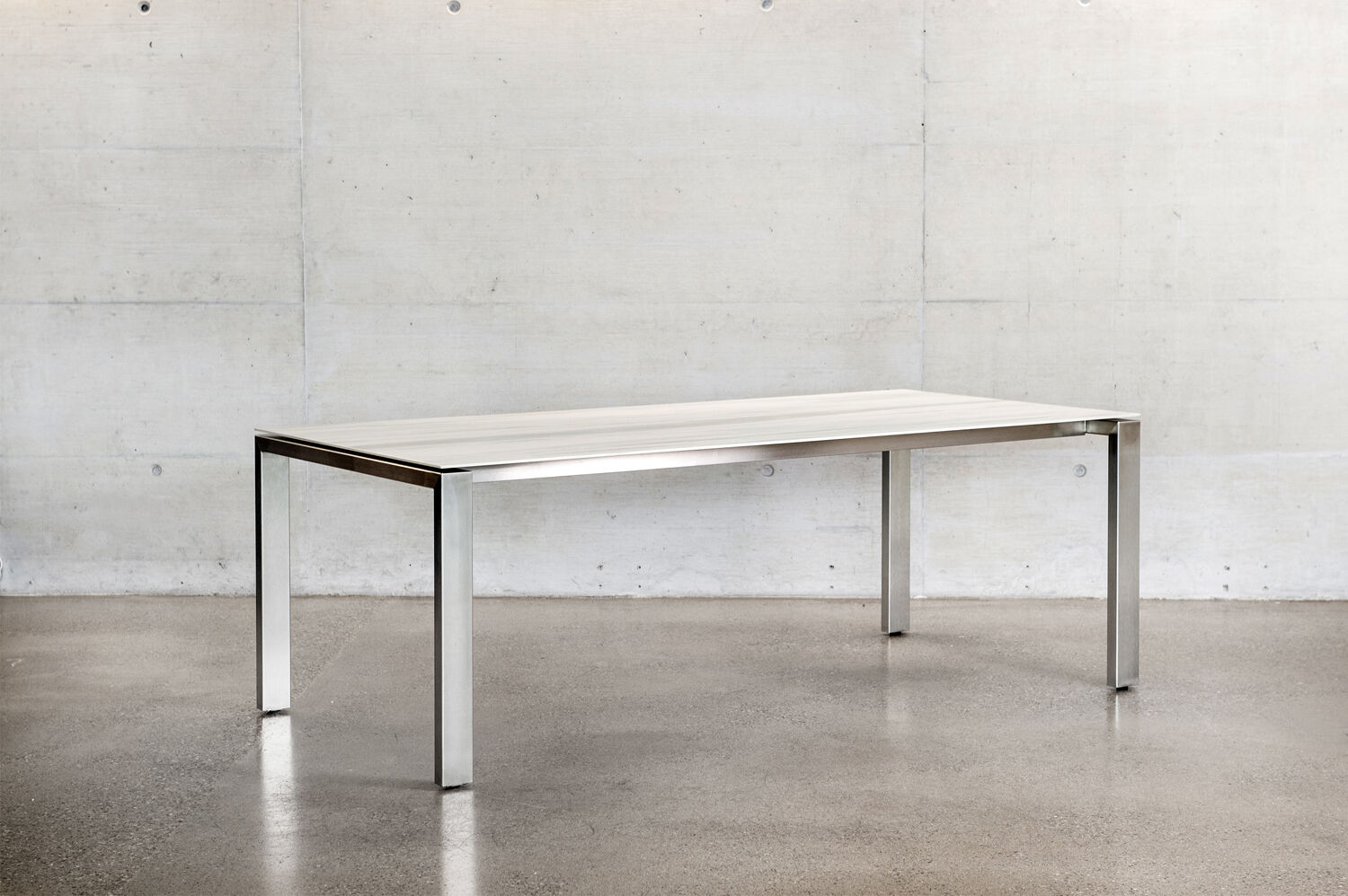 Moderner Esstisch mit Metallgestell