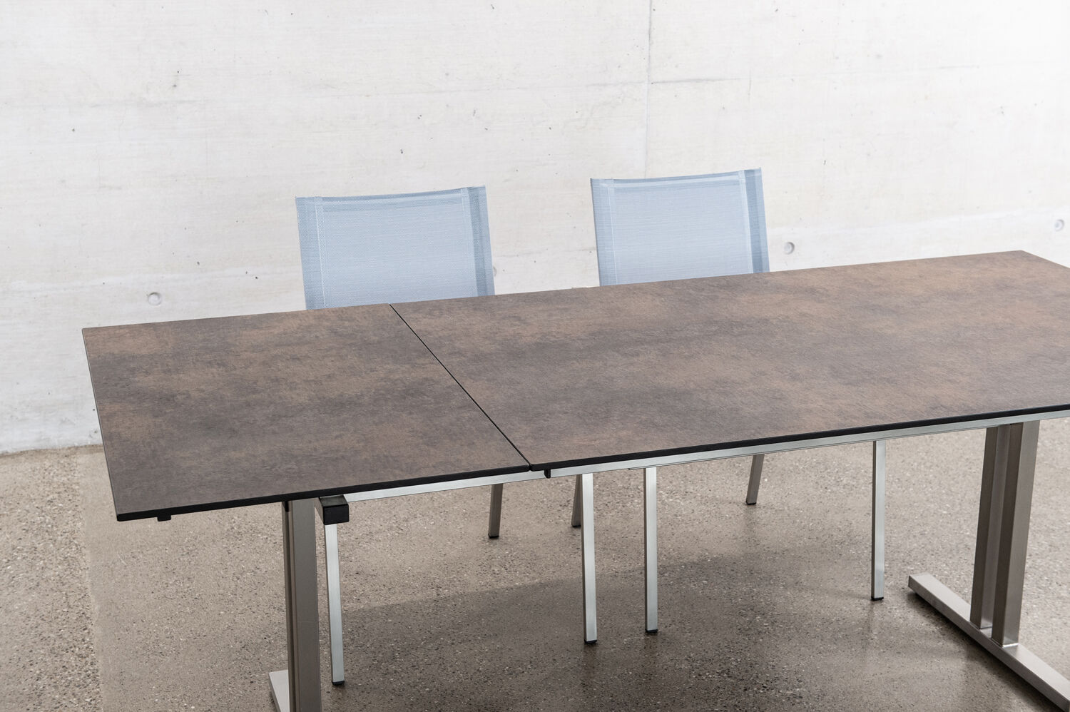 Tisch mit Stühlen, modernes Design. Konferenztisch