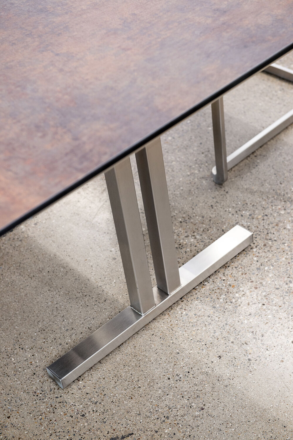 Tischbein aus Metall, braune Tischplatte