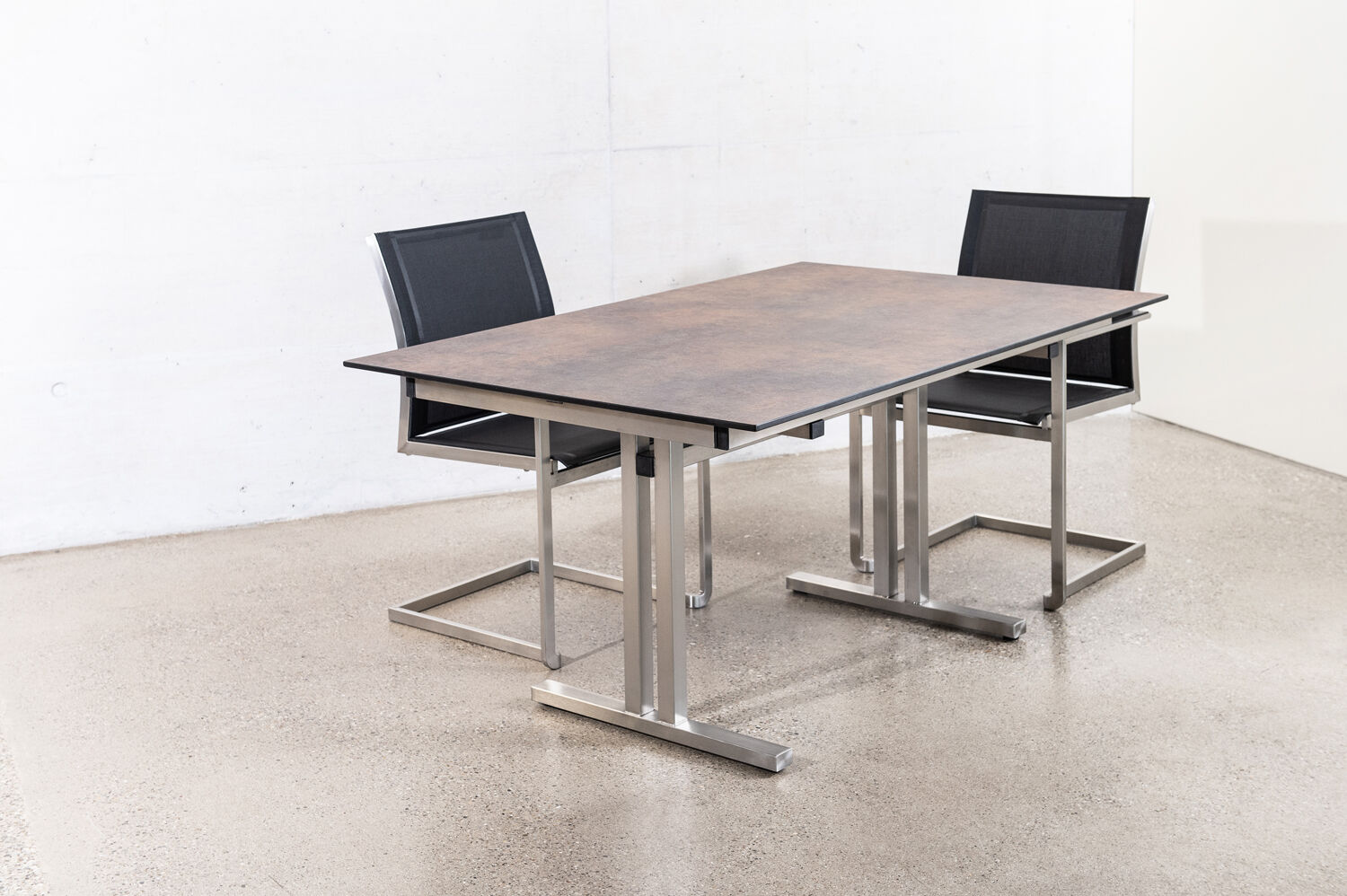 Esstisch mit zwei Stühlen, modernes Design